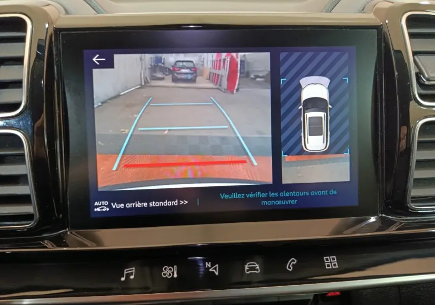 Écran tactile central du Citroën C5 Aircross Hybrid blanc montrant la caméra de recul et l'aide au stationnement arrière.