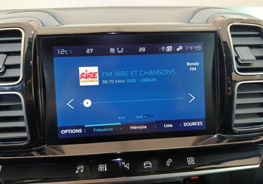 Écran tactile central du tableau de bord du Citroën C5 Aircross Hybrid blanc, affichant la radio FM.