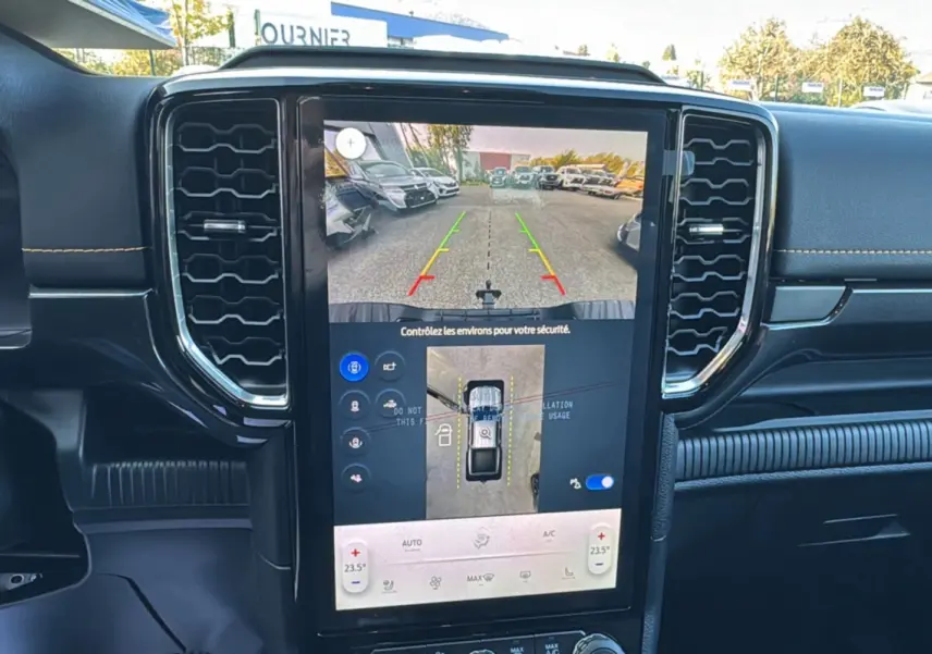 Vue rapprochée de l’écran central tactile du Ford Ranger gris iconic, affichant la caméra 360° et l’aide au stationnement.
