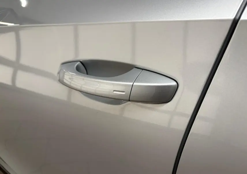 Poignée de porte côté gauche gris argent d'une Skoda Fabia 2025 avec peinture métallisée brillante.