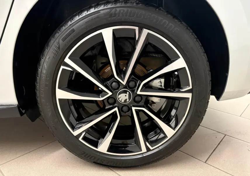Gros plan sur la jante noire et argentée au design dynamique d’une Skoda Fabia 2025, version Monte Carlo.
