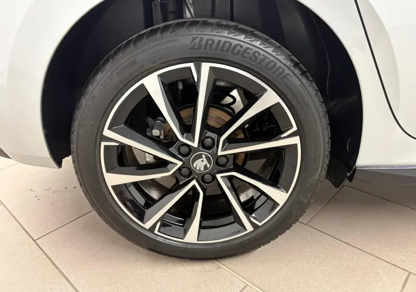 Gros plan sur la roue avant droite de la Skoda Fabia 2025 avec jante noire et argentée au design moderne.