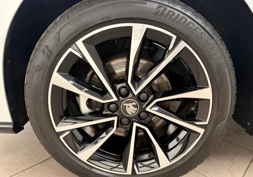 Gros plan sur la jante noire et argentée d'une Skoda Fabia 1.0 TSI 116 DSG7 Monte Carlo gris argent toit noir.