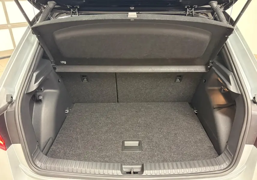 Coffre ouvert vu de l'arrière d'une Skoda Fabia 2025 gris argent avec toit noir, montrant le double plancher variable.