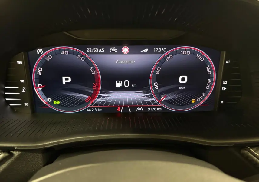 Tableau de bord numérique de la Skoda Fabia 2025 affichant vitesse, autonomie zéro et température extérieure.