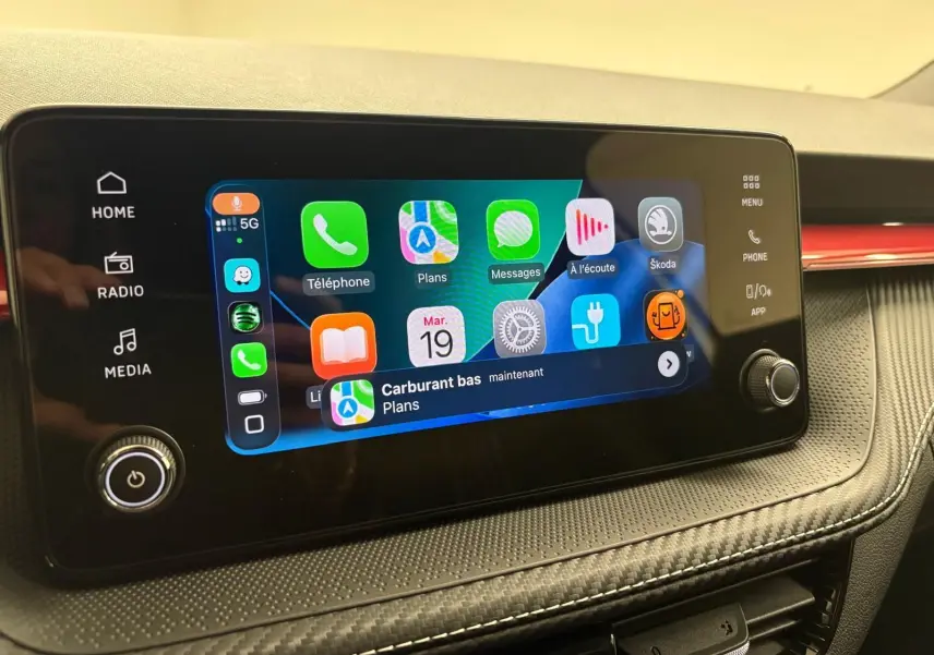 Écran tactile central de la Skoda Fabia 2025 avec interface connectée et tableau de bord noir texturé.