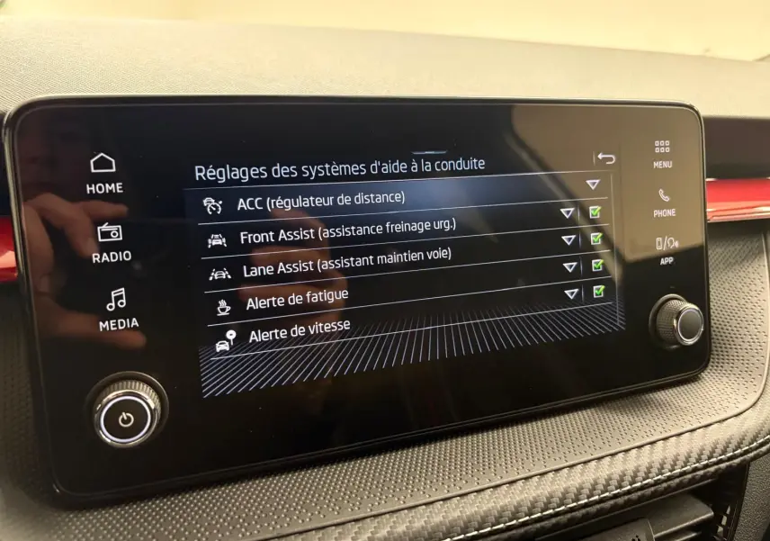 Écran tactile central de la Skoda Fabia 2025 affichant les réglages des aides à la conduite.