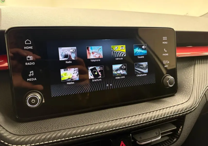Écran tactile central du tableau de bord de la Skoda Fabia 2025 avec interface multimédia et finition noire texturée.