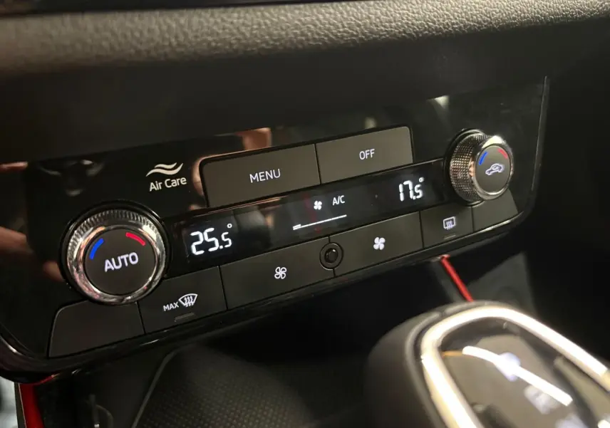 Détail du tableau de bord avec commandes climatisation digitale et levier de boîte automatique dans une Skoda Fabia 2025.