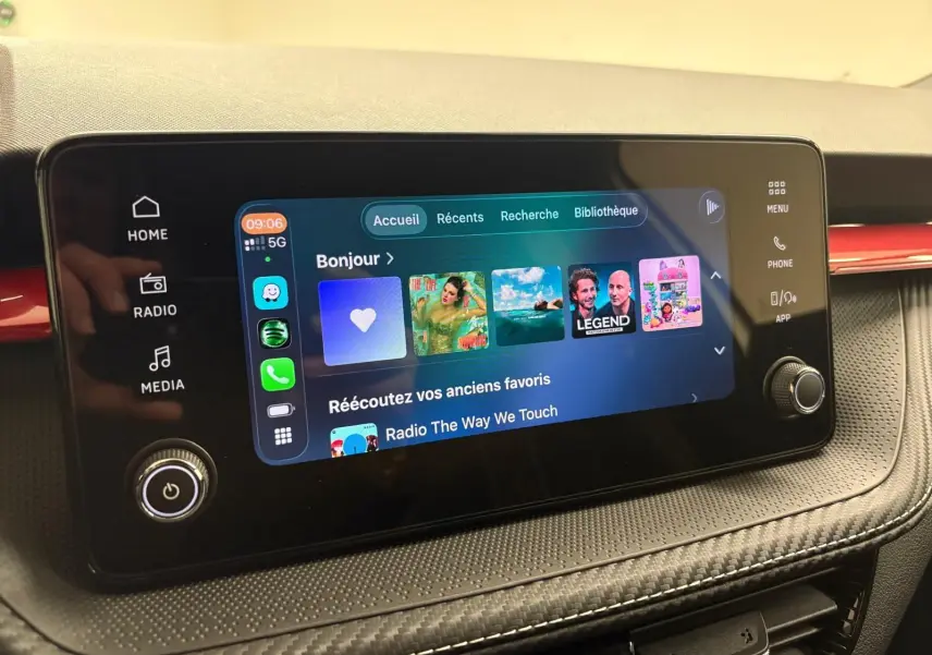 Écran tactile central du tableau de bord de la Skoda Fabia 2025 avec interface multimédia et commandes autour.