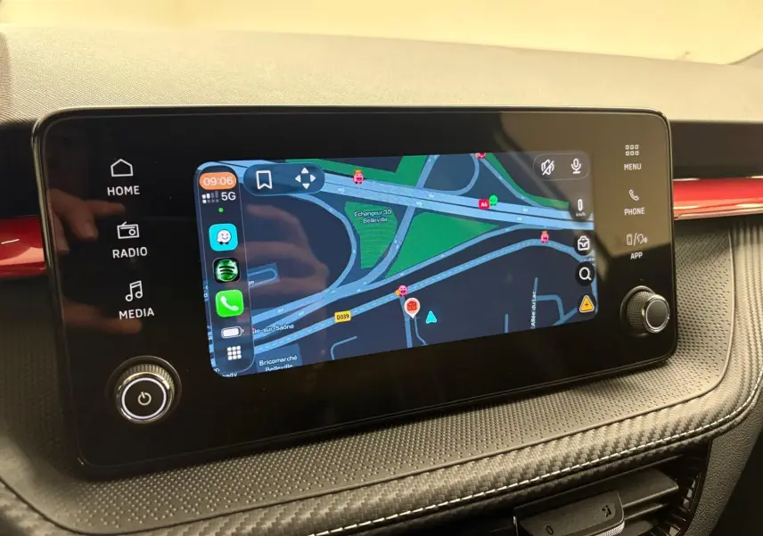 Écran tactile central avec navigation GPS et commandes multimédia dans le tableau de bord d'une Skoda Fabia 2025.