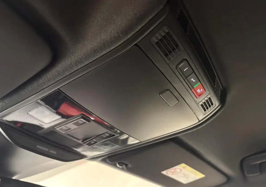 Vue intérieure du plafonnier avec commandes d’éclairage et assistance d’appel dans une Skoda Fabia 2025 gris argent toit noir.