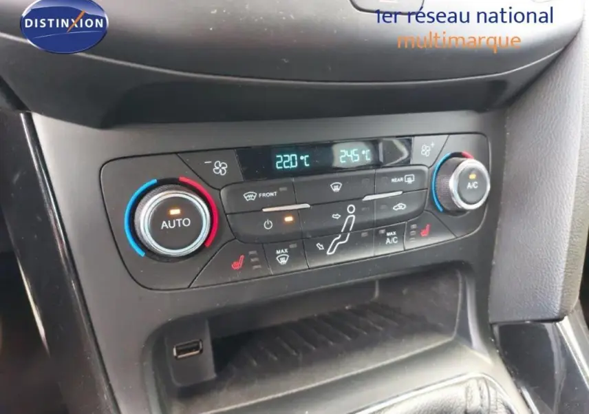 Panneau de climatisation de la Ford Focus SW 2018, avec réglages digitaux et commandes chauffantes visibles.