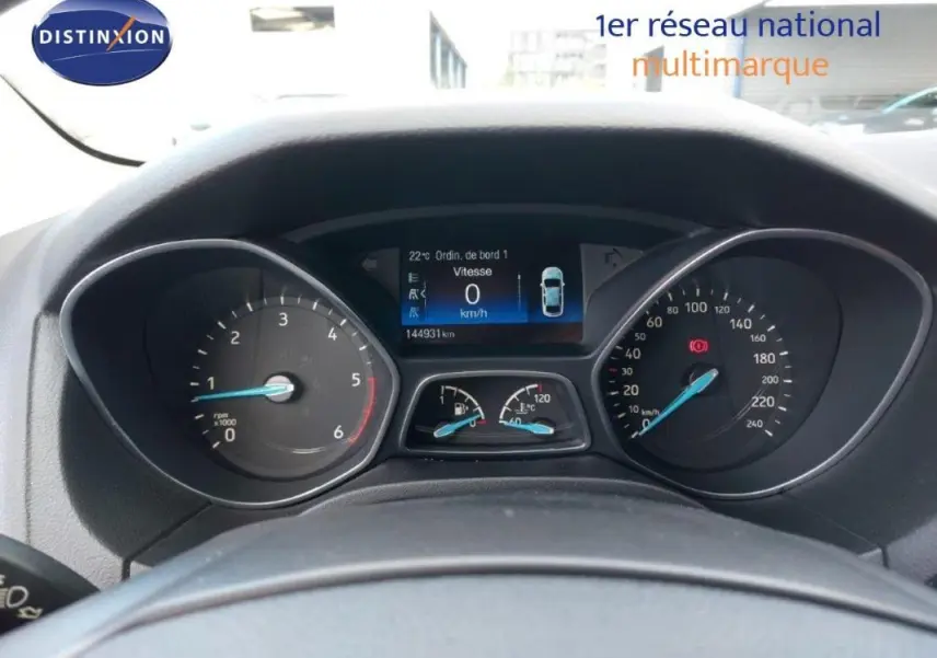 Vue du tableau de bord de la Ford Focus SW 2018, affichage numérique et compteurs analogiques visibles.