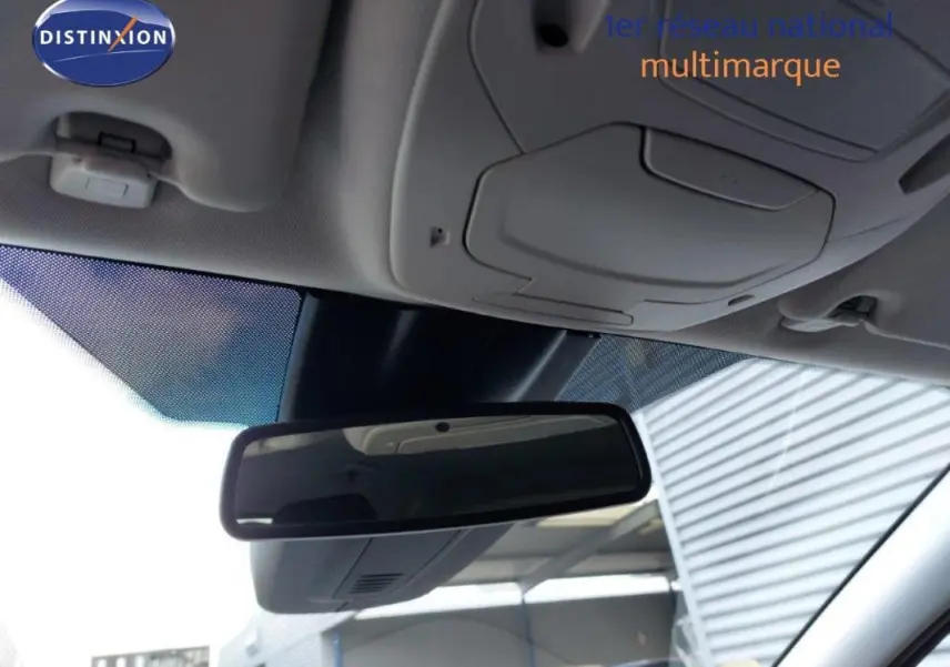 Vue intérieure centrée sur le rétroviseur intérieur electrochrome du Ford Focus SW bleu foncé 2018 Titanium.