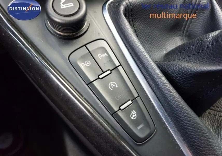 Gros plan sur la console centrale noire de la Ford Focus SW 2018, montrant les boutons de commandes et le soufflet de levier de vitesse en cuir.