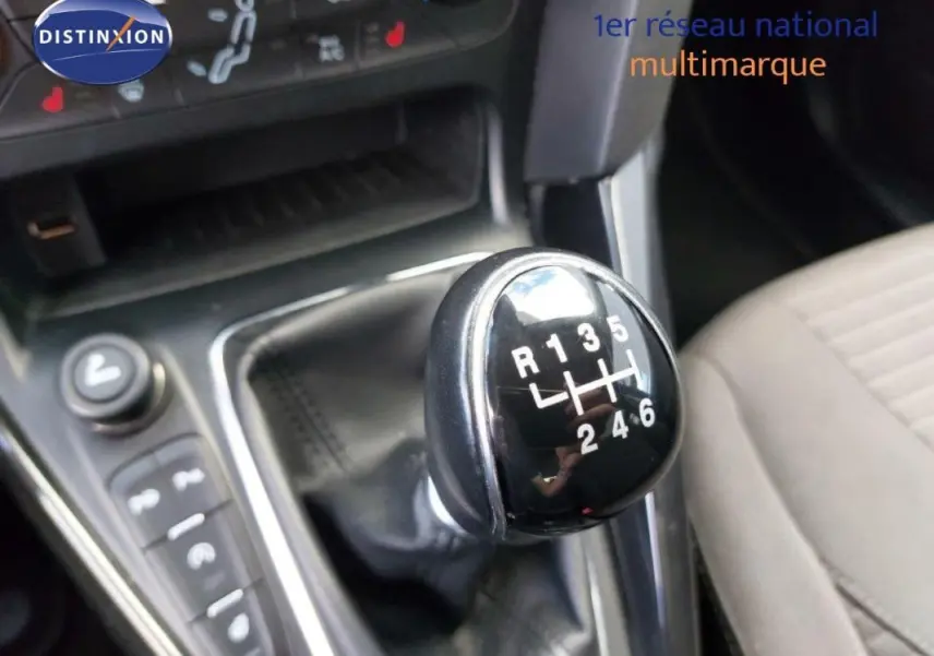 Gros plan sur le levier de vitesses manuel noir de la Ford Focus SW 2018, avec siège beige en arrière-plan.