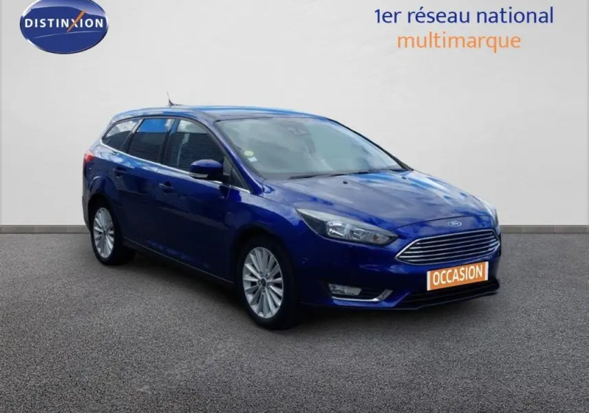 Ford Focus SW bleu foncé vue 3/4 avant droit, jantes alliage 17 pouces et vitres surteintées visibles.