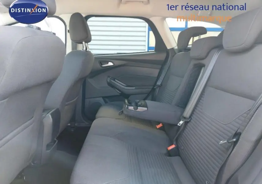 Vue intérieure côté droit des sièges arrière gris foncé d'une Ford Focus SW 2018 avec accoudoir central relevé.