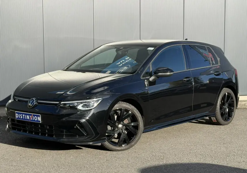Volkswagen Golf 8 R-Line noire vue 3/4 avant droit avec jantes noires et vitres surteintées.
