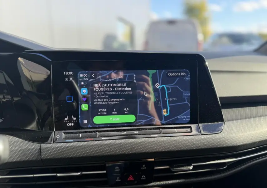 Écran tactile central affichant la navigation dans l’habitacle d’une Volkswagen Golf 8 noire, vue de face.