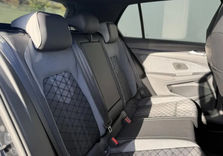 Vue intérieure des sièges arrière en tissu et ArtVelours gris avec motifs losanges dans une Volkswagen Golf 8 R-Line 2024.
