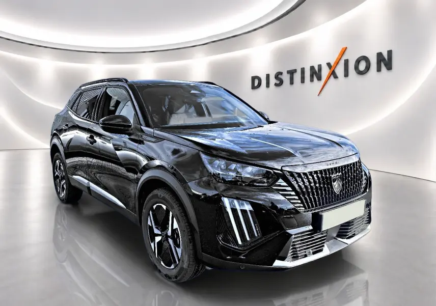 Peugeot 2008 noir en 3/4 avant droit, avec calandre imposante et feux LED verticaux distinctifs.