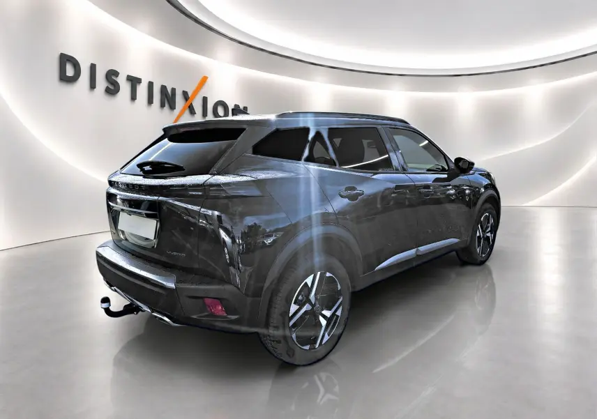 Peugeot 2008 noir en 3/4 arrière droit, avec jantes alu et attelage visible dans un showroom lumineux.