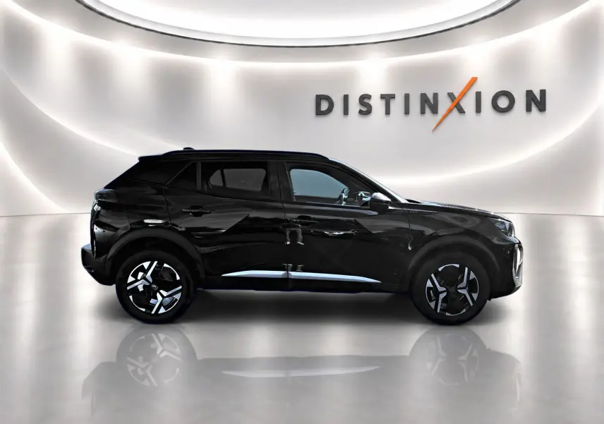Profil côté gauche du Peugeot 2008 noir brillant 2025 avec jantes alu et toit noir dans un showroom lumineux.
