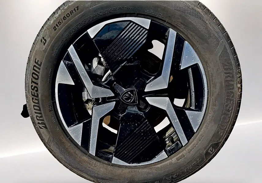 Gros plan sur la jante alu noire et argentée de la Peugeot 2008 1.2 hybrid 145 GT e-DCS6 avec pneu Bridgestone.