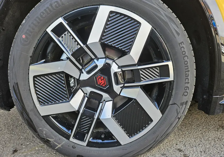 Gros plan sur la jante noire et argentée avec logo rouge du Renault R5 électrique jaune pop 2025.