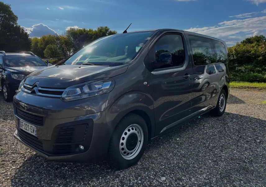 Vue 3/4 avant droite d'un Citroën Jumpy Spacetourer gris foncé 2022 avec jantes acier et 9 places.