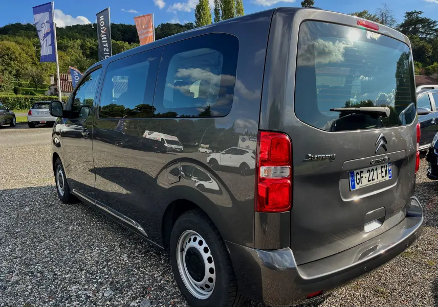 Vue 3/4 arrière droite d'un Citroën Jumpy gris métallisé 2022 avec vitres teintées et plaques françaises.