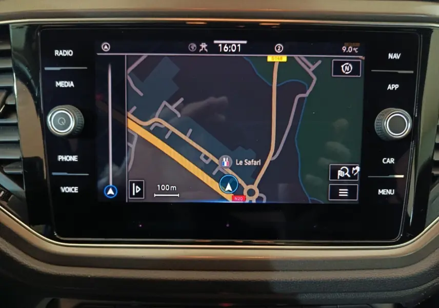 Écran tactile central du tableau de bord du Volkswagen T-Roc gris foncé, affichant la navigation 3D.