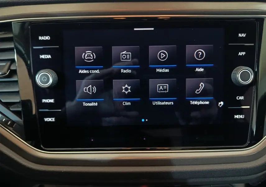 Écran tactile central du Volkswagen T-Roc 2.0 TDI 150 Lounge Business 2021, affichant le menu multimédia.