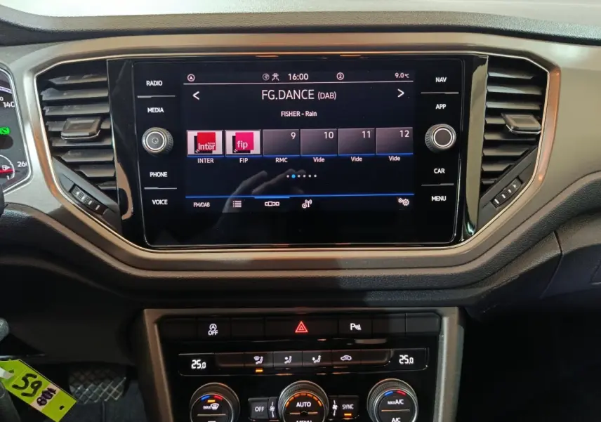 Vue rapprochée de l’écran tactile central et de la console de climatisation du Volkswagen T-Roc gris foncé 2021.