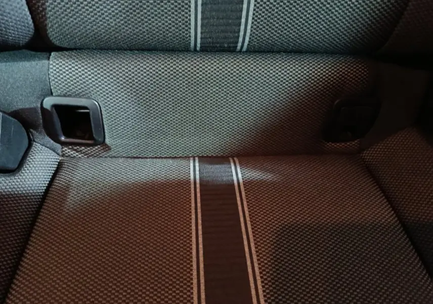Gros plan sur la banquette arrière gris foncé du Volkswagen T-Roc 2021 avec motifs et attaches Isofix visibles.