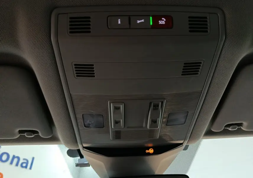 Vue intérieure du plafonnier avec commandes d’éclairage et bouton SOS d’un Volkswagen T-Roc gris foncé 2021.