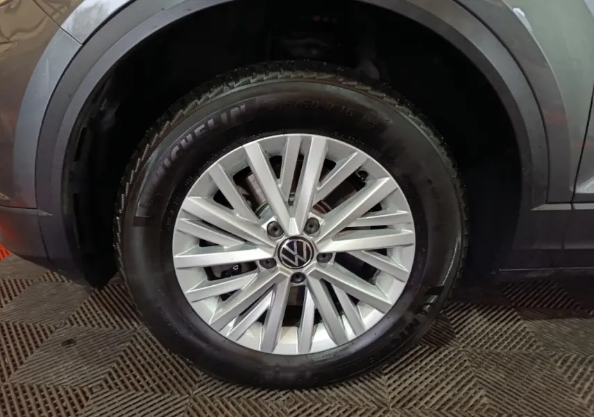 Gros plan sur la roue avant droite gris foncé du Volkswagen T-Roc 2.0 TDI 150 Lounge Business avec jante alliage argentée.