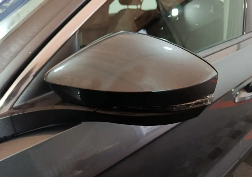 Gros plan sur le rétroviseur côté conducteur gris foncé du Volkswagen T-Roc 2.0 TDI 150 Lounge Business 2021.