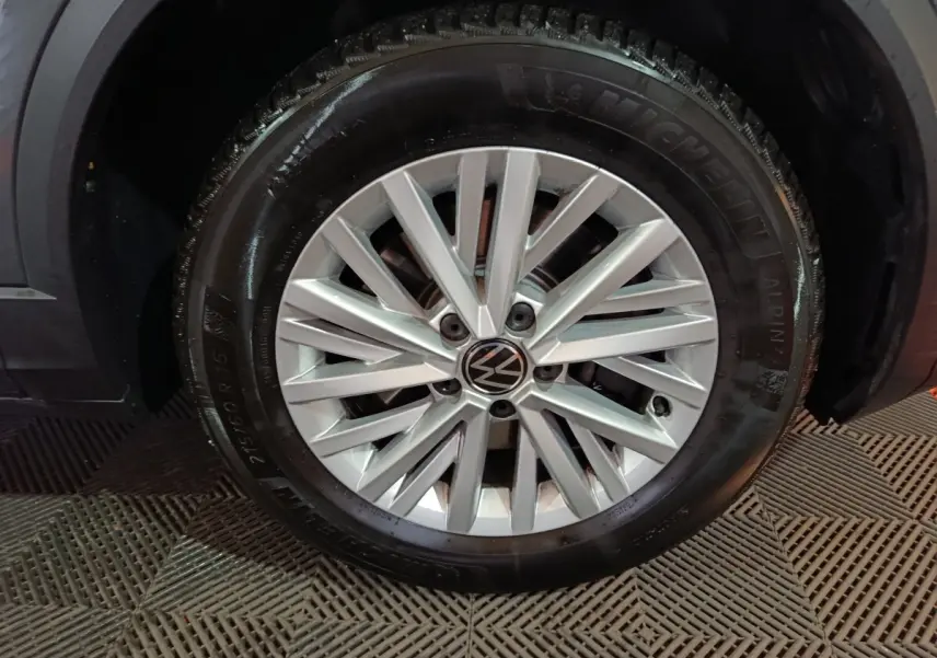 Gros plan sur la roue avant droite du Volkswagen T-Roc gris foncé, avec jante alliage et pneu Michelin visible.