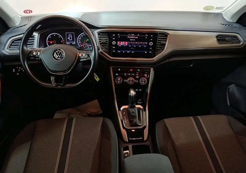 Vue intérieure avant du tableau de bord et volant cuir noir du Volkswagen T-Roc 2.0 TDI gris foncé de 2021.