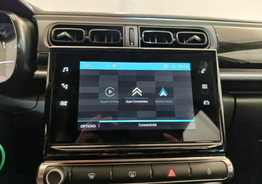 Vue rapprochée de l'écran tactile central noir de la Citroën C3 blanche, affichant Apple CarPlay et Android Auto.