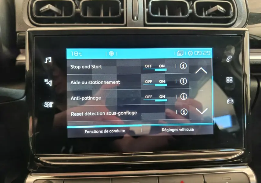 Écran tactile central affichant les réglages d’aide à la conduite dans l’habitacle d’une Citroën C3 blanche.