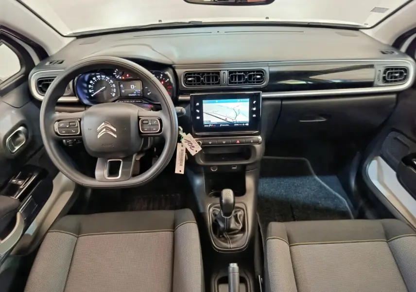 Vue intérieure avant du tableau de bord de la Citroën C3 2020 avec écran tactile et volant multifonctions noir.