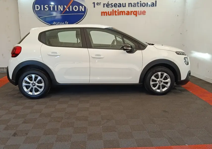 Citroën C3 blanche vue de profil côté gauche, avec jantes alliage et rétroviseurs noirs brillants.