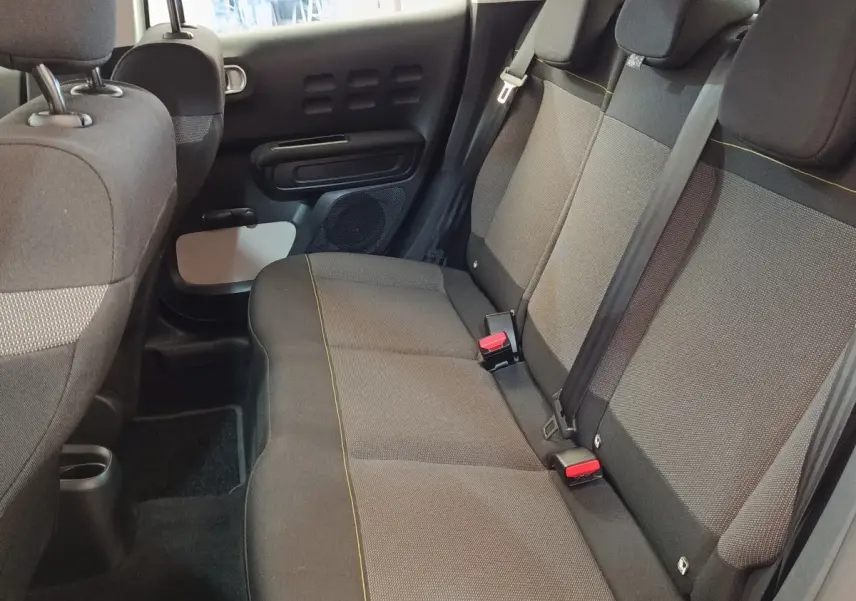Vue intérieure du siège arrière droit de la Citroën C3 2020, tissu gris avec surpiqûres jaunes et ceintures noires.