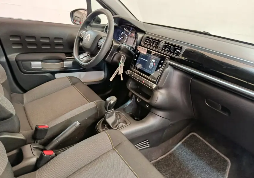 Intérieur de la Citroën C3 2020 vu côté conducteur, tableau de bord noir avec écran tactile 7 pouces et volant multifonctions.