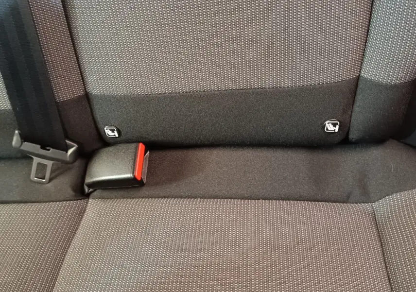 Gros plan sur la banquette arrière grise du Citroën C3 avec ceintures et fixations Isofix visibles.