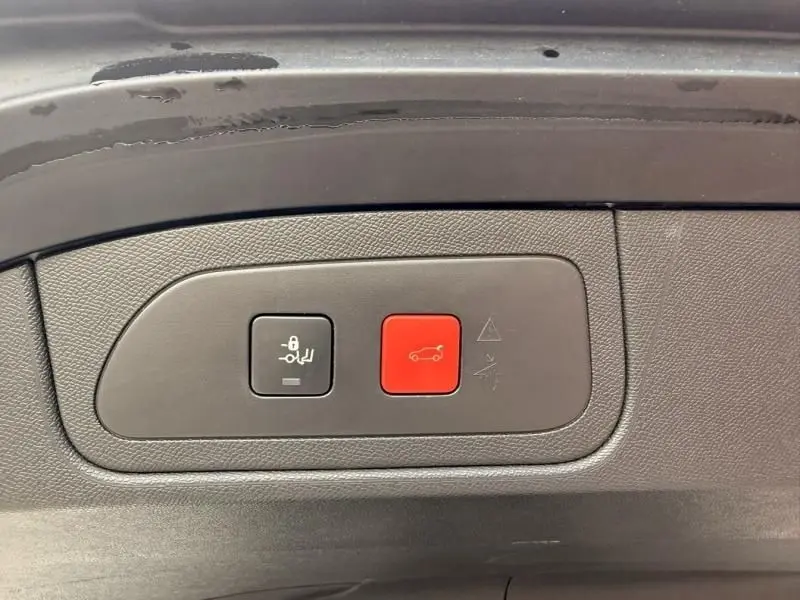 Boutons de commande du hayon, vue rapprochée intérieure du coffre du DS7 Crossback blanc HDI 130 Performance Line 2019.